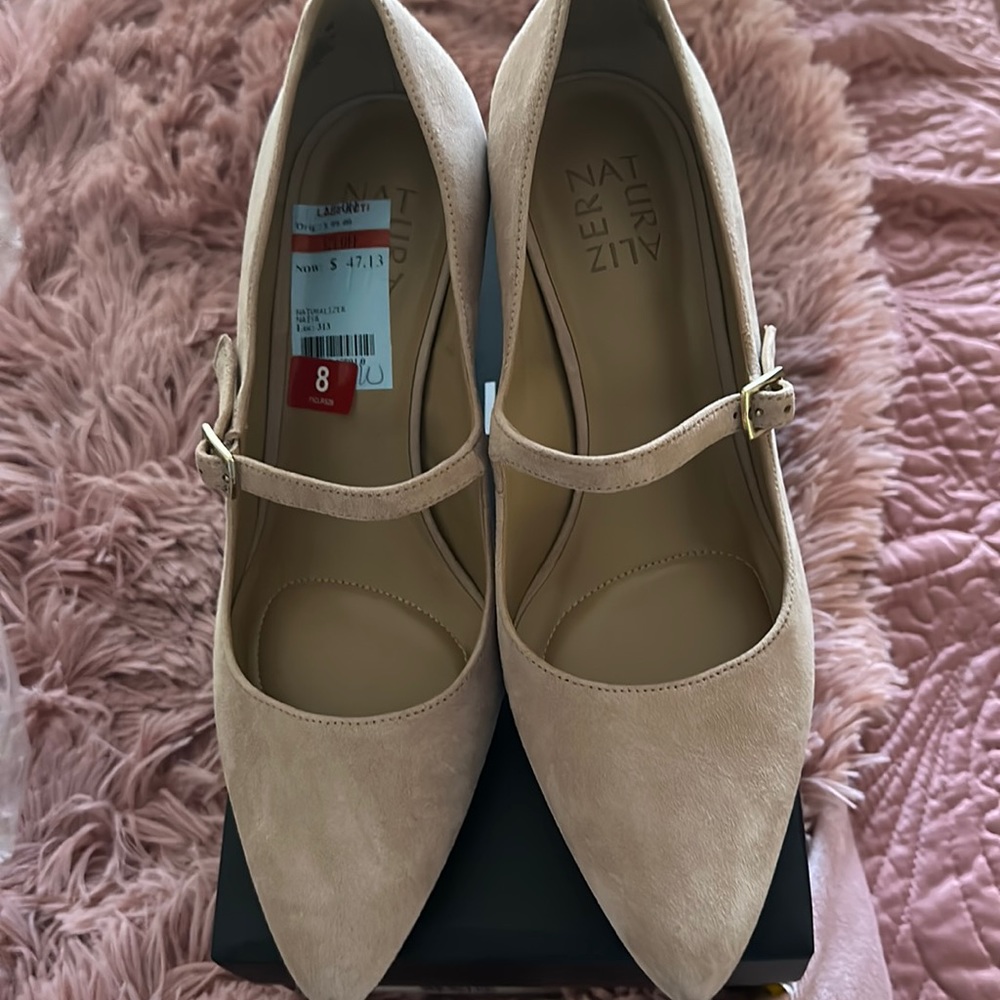 Size 8 nude heel  never worn brand naturalizer